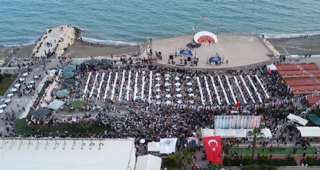 71 mahalleden kadınlar 71 kazanda yemek yaptı, binlerce kişiye ikram etti
