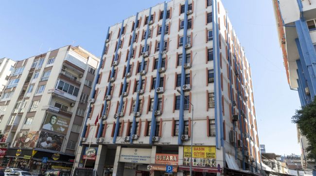 MERSİN BÜYÜKŞEHİR BELEDİYESİ, DEPREMDE HASAR ALAN KIRMIZI LACİVERT İŞ MERKEZİNİ BOŞALTIYOR