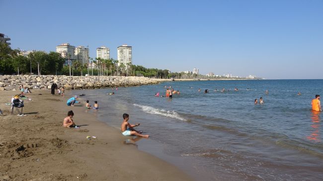 Mersin'de sıcak hava bunaltıyor