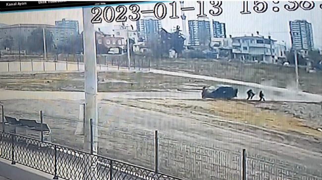  ARAÇ, ÖĞRENCİLERİN ARASINA DALDI: 3 YARALI