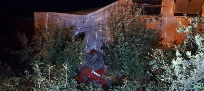 Yoldan çıkan otomobil seraya çarptı: 5 yaralı