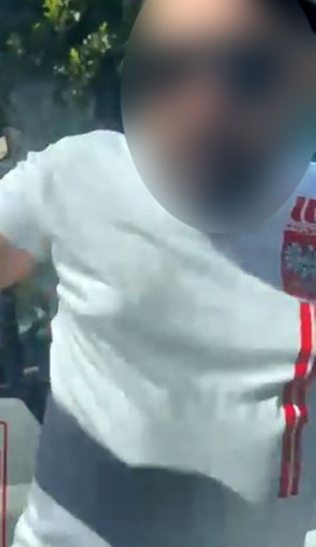Trafik terörü; yolu kesti, camı yumrukladı!