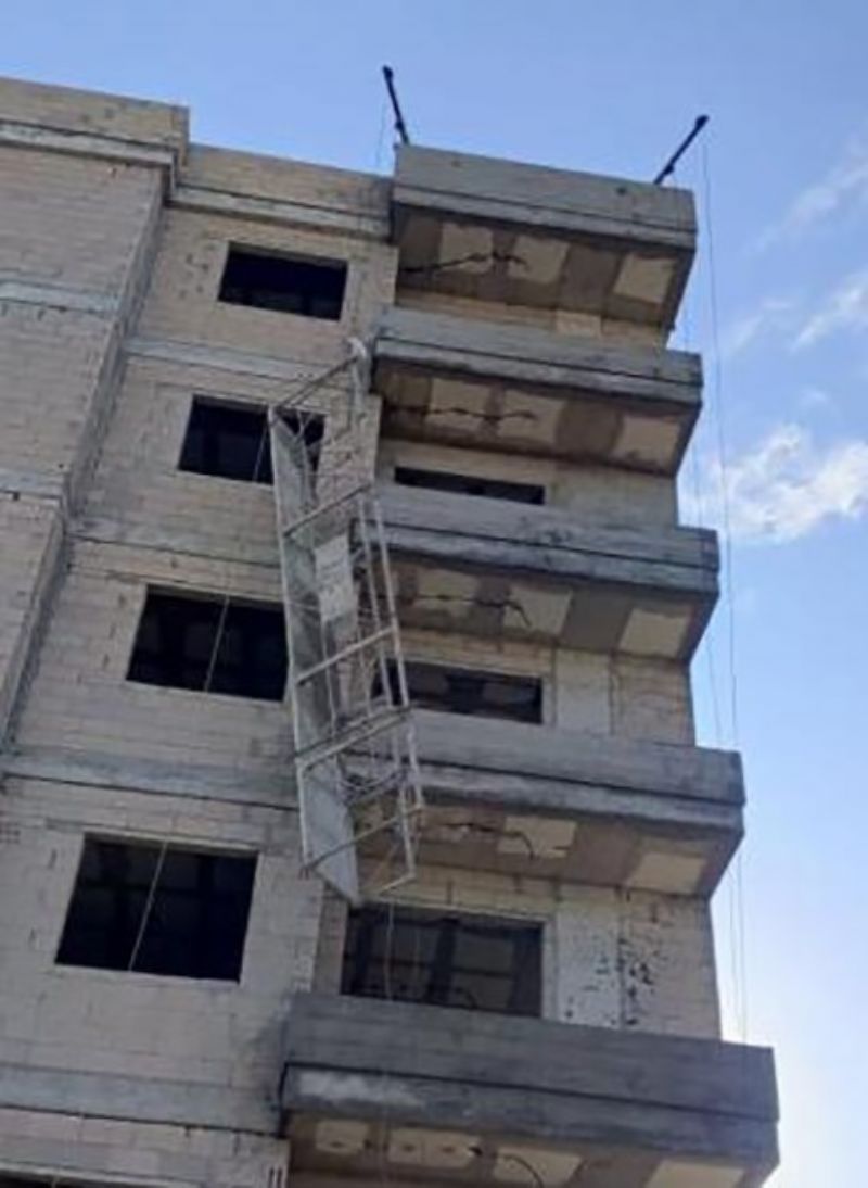 MERSİN'DE İNŞAAT İSKELESİNDEN DÜŞEN İŞÇİ HAYATINI KAYBETTİ