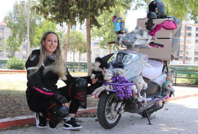 Kadın kurye, renkli motosikletiyle trafikte ilgi odağı oldu