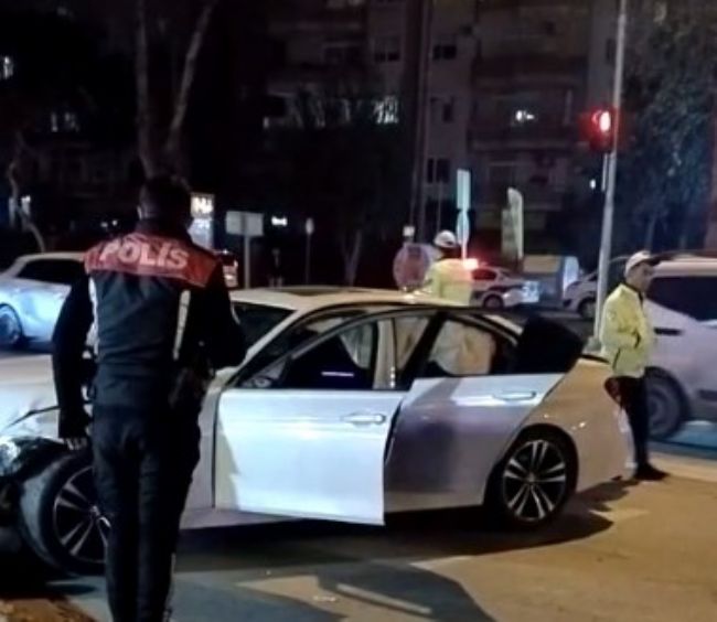 Mersin'de silahlı saldırıya uğrayan sürücü aracıyla refüje çarptı