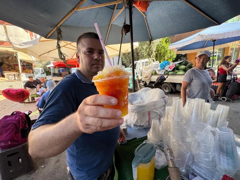 Yaz sıcağında ekmeğini kardan çıkarıyor: Toroslar'dan Antalya'ya kar mesaisi