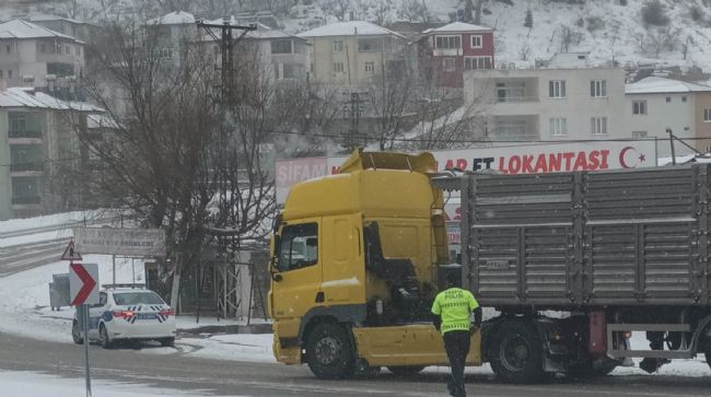 SERTAVUL GEÇİDİNDE TİPİ: ZİNCİRSİZ ARAÇLARA İZİN VERİLMİYOR
