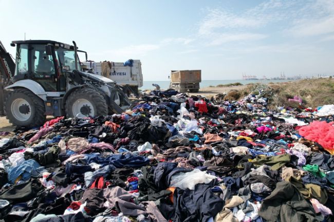 Mersin sahilinde tepki çeken görüntü: Tonlarca tekstil atığı sahile döküldü