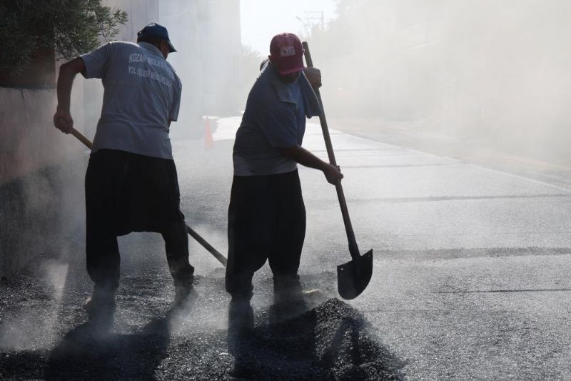 Hava 40, asfalt 200 derece: Adana'da işçilerin zorlu mesaisi