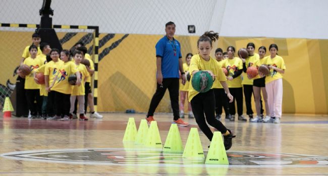 Ücretsiz Basketbol Kursları çocuklara hem spor hem gelecek sunuyor