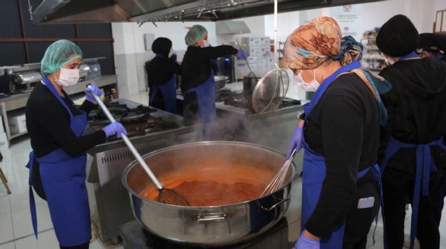 TOROSLAR BELEDİYESİNDEN DEPREMZEDELERE SICAK YEMEK