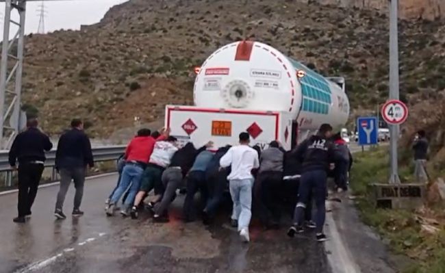 Yolu Kapatan Tankeri Vatandaşlar İterek Çekti