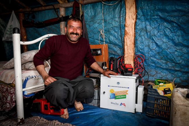 Çadırda yaşayan aile elektriğe kavuştu