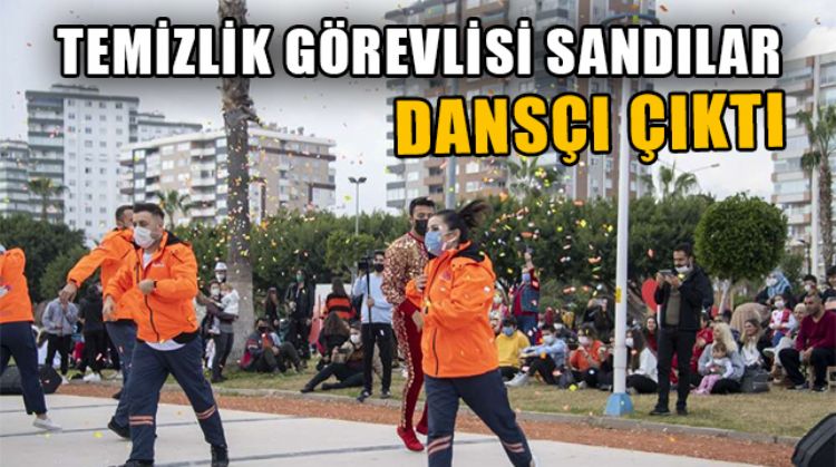 SAHİLDE TEMİZLİK GÖREVLİLERİNİN BİRDEN DANS ETMESİ MERSİNLİLERİ ŞAŞIRTTI