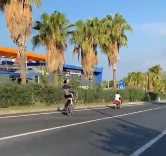 Karayolunda kasksız tek teker şov