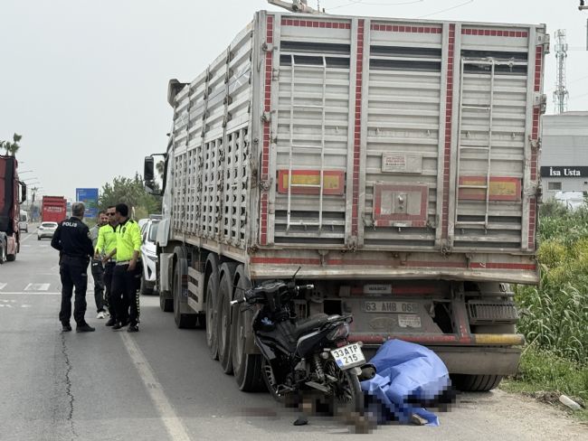Park halindeki kamyona çarpan 80 yaşındaki motosikletli hayatını kaybetti