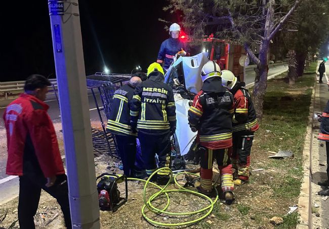 Kaza yapan araçta sıkışan sürücü itfaiye ekiplerince kurtarıldı