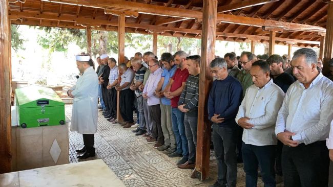 Mersin'deki işçi servisi kazasında hayatını kaybedenler toprağa verildi