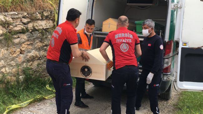 Mersin'de yanarak ölen 3 kişinin cenazeleri adli tıp kurumuna gönderildi