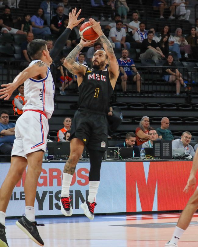 Justin Cobbs 1 yıl daha MSK’da!