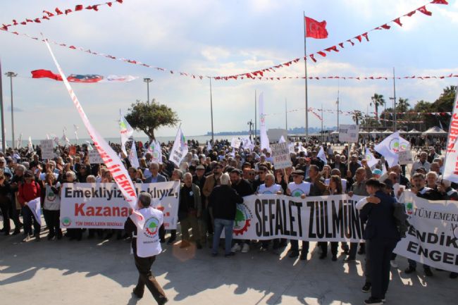 CHP PM ÜYESİ OZAN VARAL EMEKLİLERLE MEYDANDA, OMUZ OMUZA YÜRÜDÜ