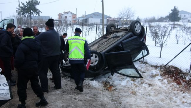 Buzda kayan otomobil takla atıp ters döndü