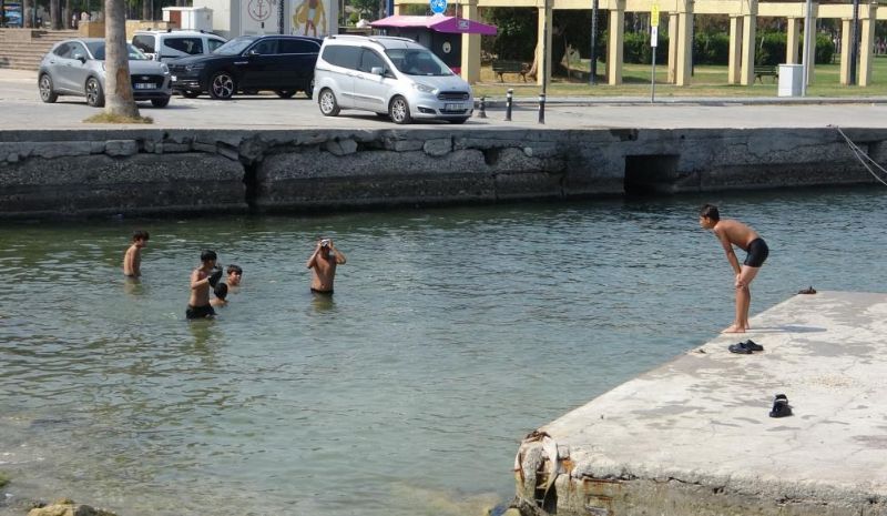 Mersin'de sıcak hava ve nem bunalttı