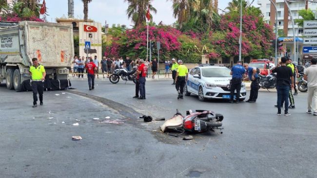 Tarsus'ta kamyon ile motosiklet çarpıştı: 1 ölü, 1 yaralı