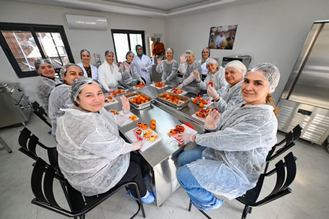 MERSİN BÜYÜKŞEHİR COĞRAFİ İŞARETLİ KAN PORTAKALI’NI KADIN EMEĞİ İLE GELECEĞE TAŞIYOR BÜYÜKŞEHİR’İN KÖYÜMÜZ ATÖLYE PROJESİYLE KADIN EMEĞİ PROFESYONEL ÜRETİME DÖNÜŞÜYOR