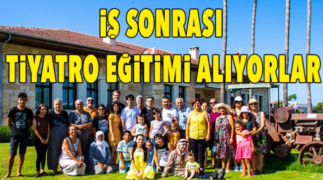 GÜNDÜZ ÇİLEK TARLASINDA AKŞAM TİYATRO PROVASINDALAR