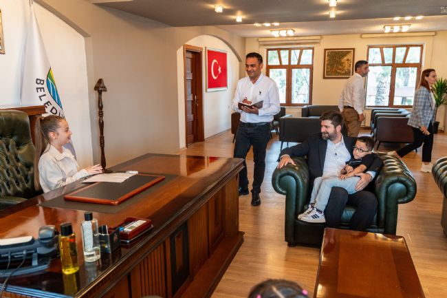 Başkan Boltaç koltuğunu minik öğrenciye devretti