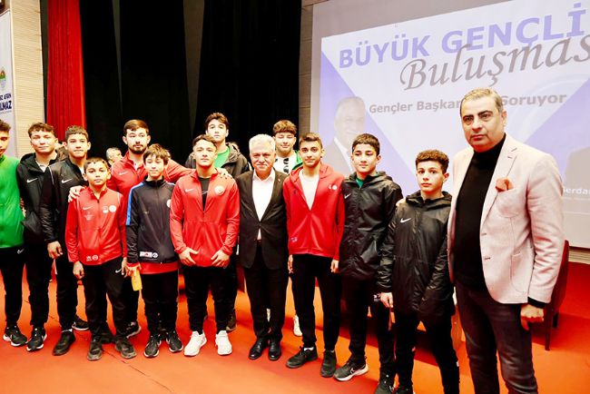 “Gençlerin bizden istediği tüm projeler hayata geçirilecek”