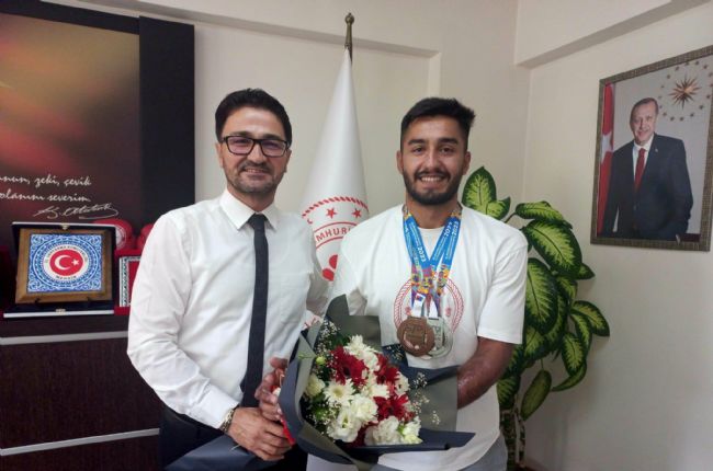 Demir, Milli Tenisçi Ahmet Kaplan’ı tebrik etti