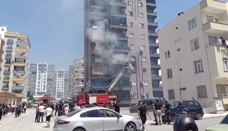 MERSİN'DE 10 KATLI BİNADA YANGIN: SAĞLIK EKİPLERİ DUMANDAN ETKİLENENLERE MÜDAHALE ETTİ