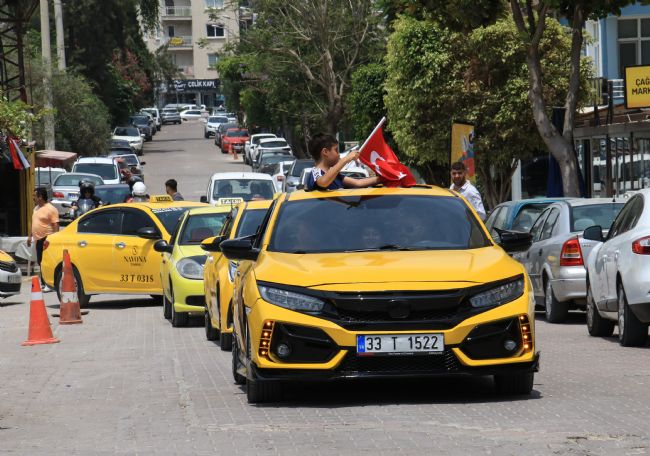 Mersin'de son zamanlarda taksicilere yönelik saldırılar protesto edildi