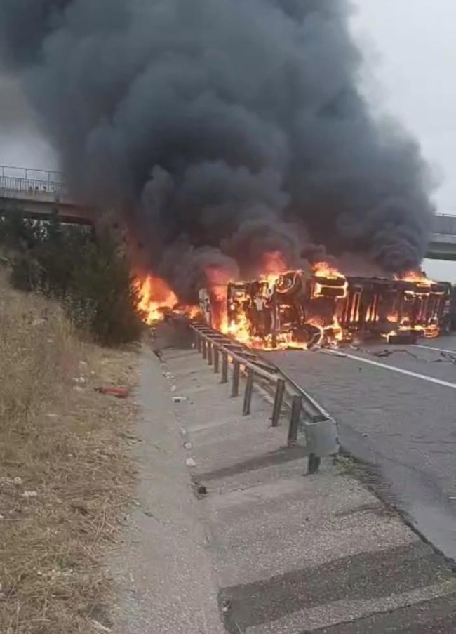Tarsus'ta kaza yapan elyaf yüklü tır alev alev yandı