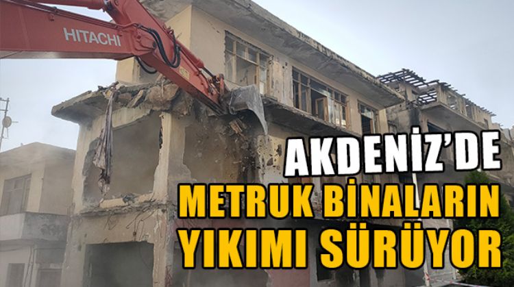 MAHMUDİYE MAHALLESİ’NDE 3 KATLI METRUK BİNA KONTROLLÜ ŞEKİLDE YIKILDI