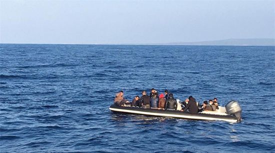 MERSİN AÇIKLARINDA LASTİK BOT İÇERİSİNDE GÖÇMENLERİ TAŞIYAN 2 KİŞİ TUTUKLANDI
