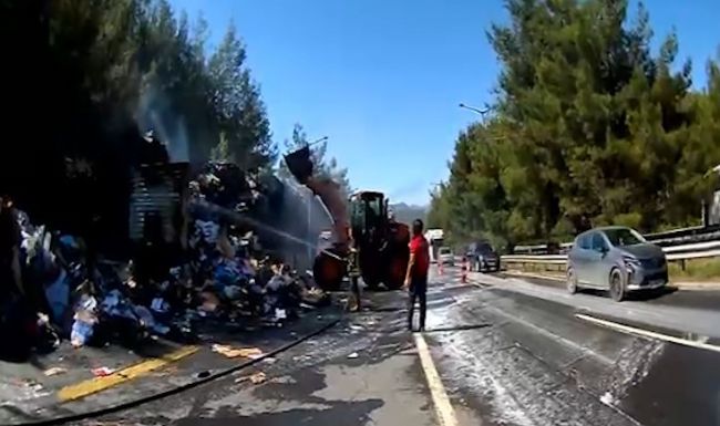 Mersin'de karton yüklü tırda yangın