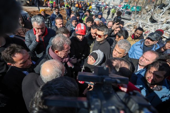 MERSİN, DEPREMZEDELERE KUCAK AÇTI