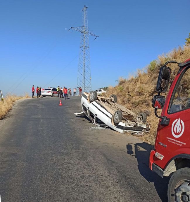 FRENİ BOŞALAN OTOMOBİLİ DURDURMAK İÇİN YOL KENARINDAKİ TOPRAK ZEMİNE SÜRDÜ