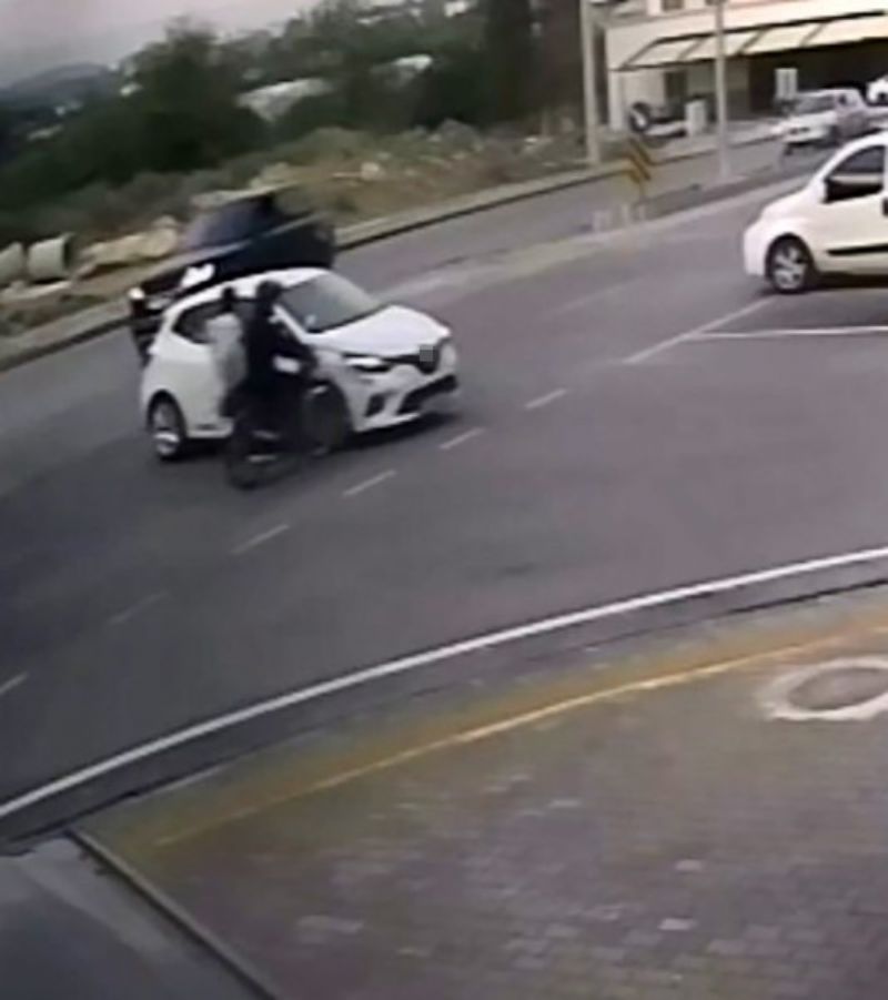 otomobİlle-çarpişan-motosİklettekİ-2-kİşİ-yaralandi,-kaza-kameraya-yansidi