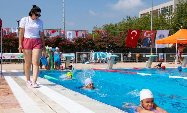Mersin'de yüzme kursları sürüyor