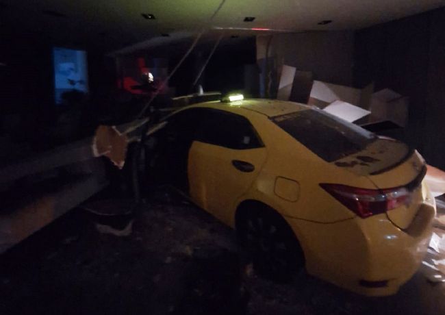 Kontrolden çıkan ticari taksi motosiklete çarpıp mağazaya daldı