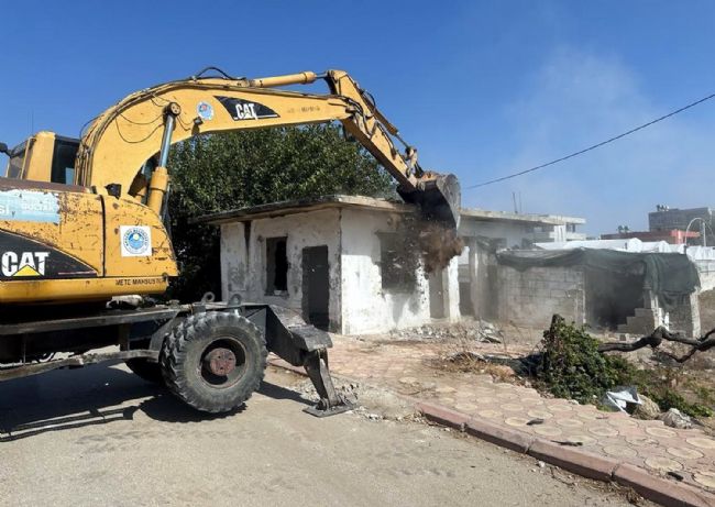 Akdeniz'de metruk binaların yıkımı sürüyor