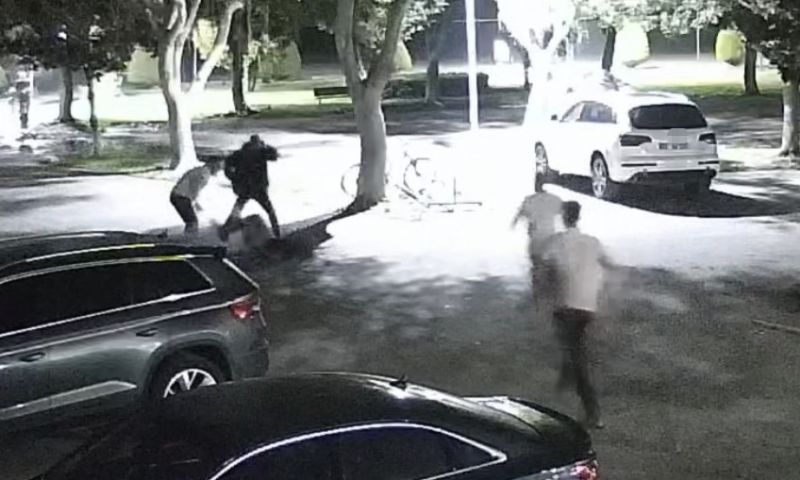 Mersin'de site müdürü darbedildi, saldırı kameraya yansıdı
