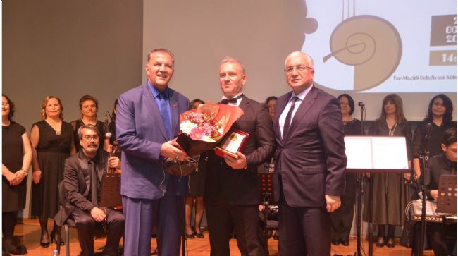 MERSİN'DE 'ŞARKILAR BİZİ SÖYLER BİZ DE ŞARKI SÖYLERİZ' KONSERİ