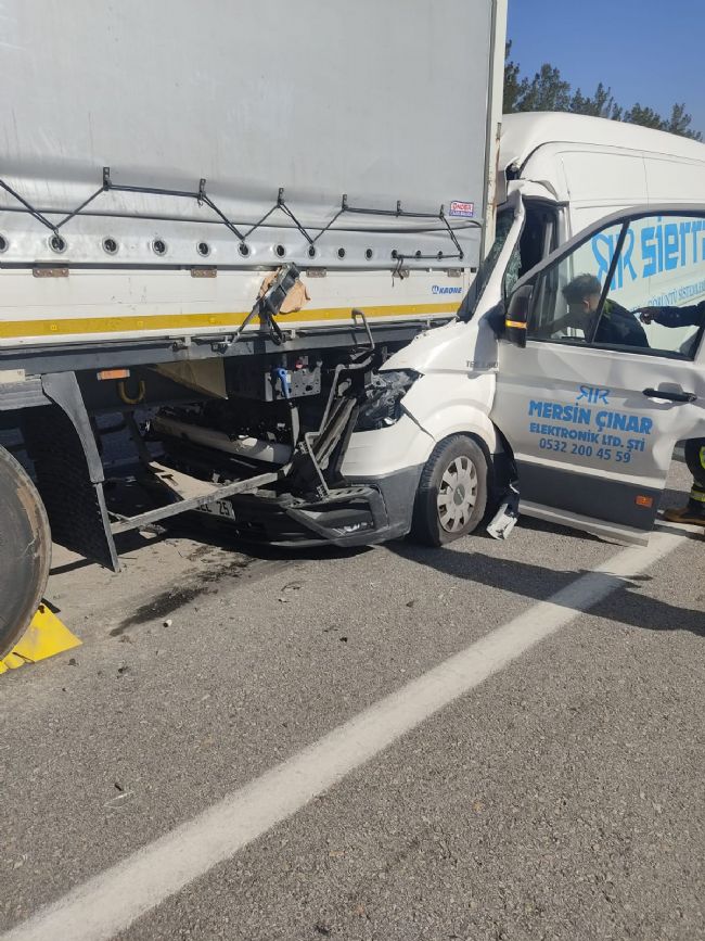 Mersin’de Araçta Sıkışan Sürücü İtfaiye Ekiplerince Kurtarıldı