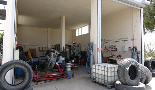 MERSİN'DE KAMYON LASTİĞİ ŞİŞİRİRKEN PATLADI: O ANLAR KAMERADA