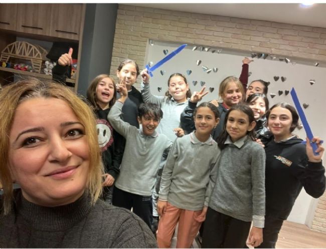 Köydeki İngilizce Tiyatro Hayali, Soruşturma Nedeniyle Yarım Kaldı